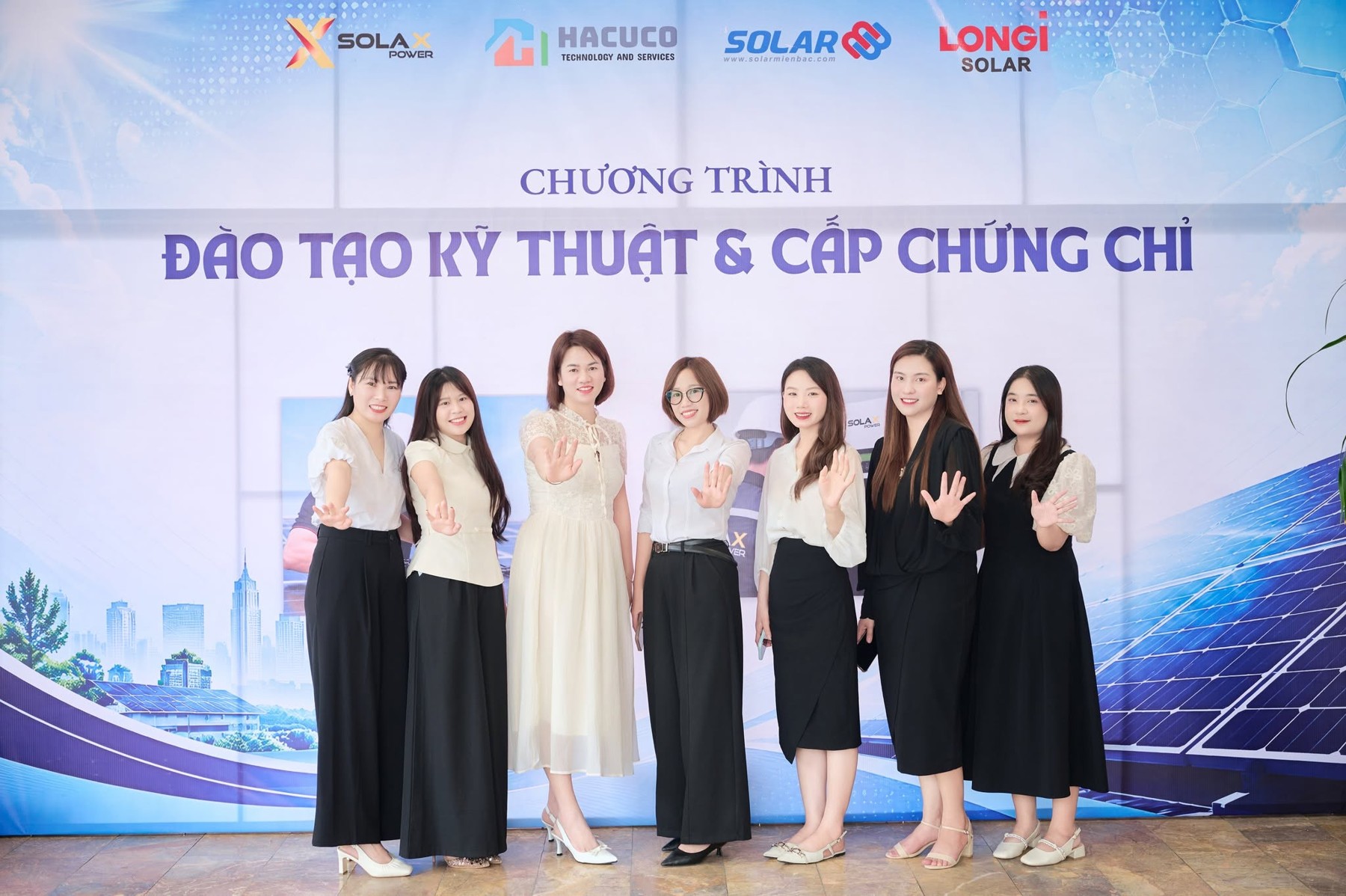 Các chị em HACUCO cùng chụp ảnh tại chương trình đào tạo kỹ thuật